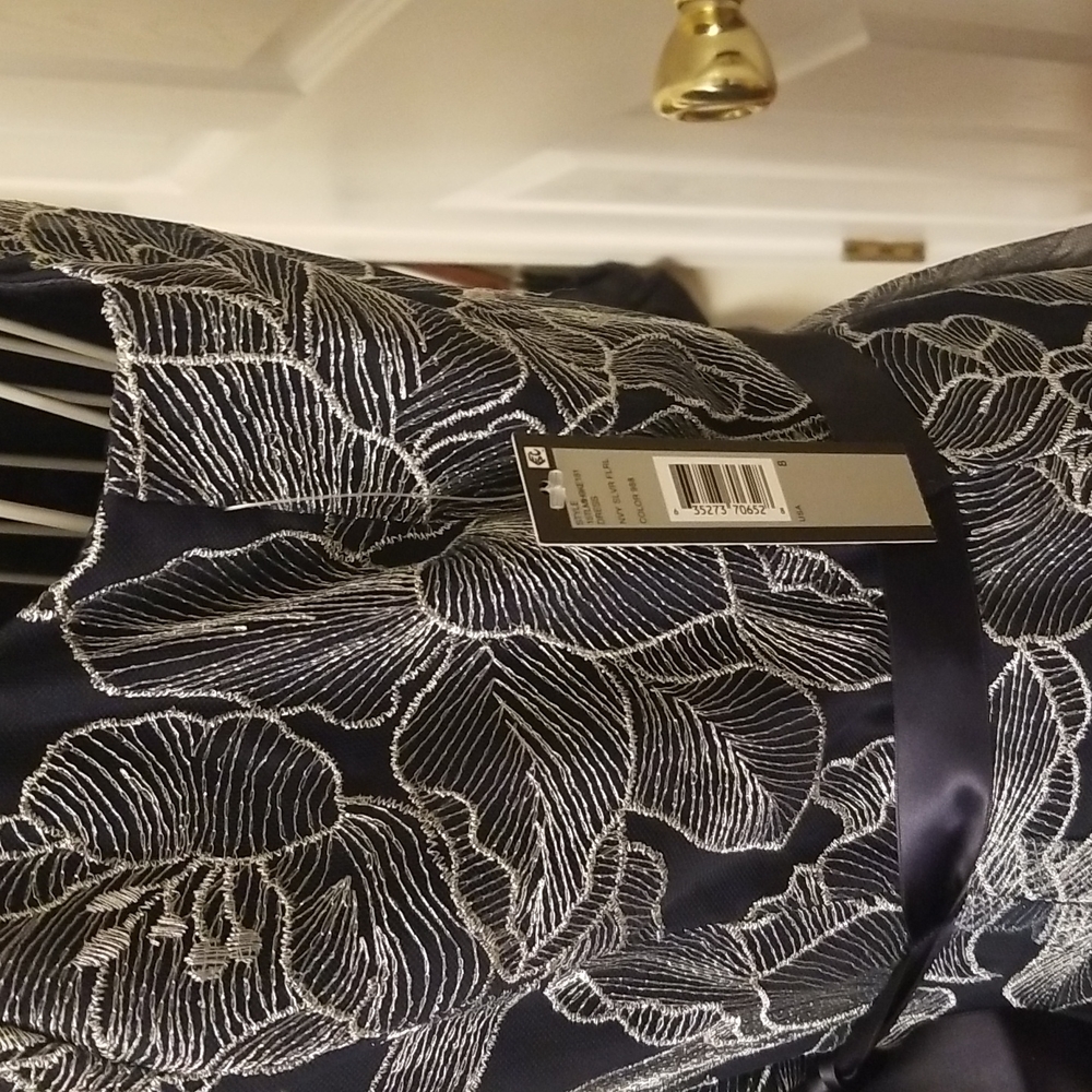Stunning Tahari navy and white dress NWT - Picture 4 of 15